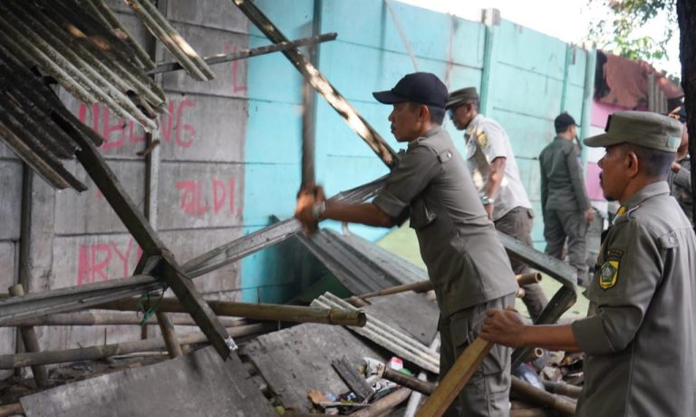 Satpol PP Kabupaten Bogor Bongkar 17 Bangunan Liar di Cibinong, Termasuk Posko Ormas!