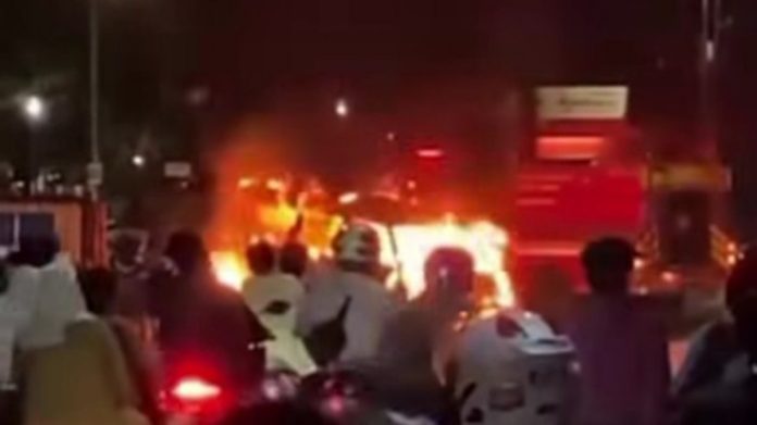 Angkot Leuwiliang-Bubulak Terbakar di Depan SPBU Galuga