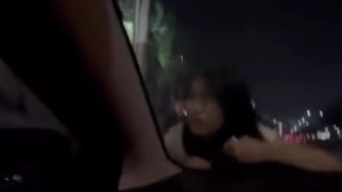 Cewek Nemplok di Kap Mobil Gegerkan TikTok! Bukan Soal HP, Tapi Mantan