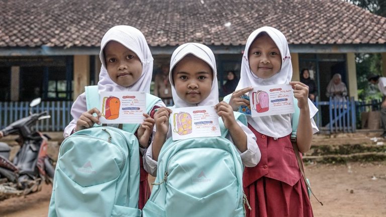 EIGER Junior Kirim 2.000 Tas Sekolah  untuk Anak-Anak di Pelosok Indonesia