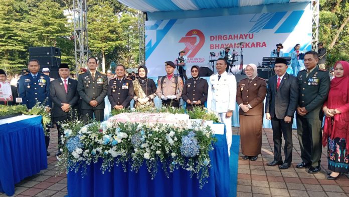 Puncak HUT Bhayangkara ke-79, Warga Antusias Hadiri Upacara dan Hiburan Rakyat