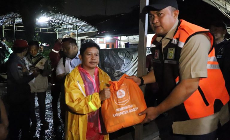 Bupati Bogor Rudy Susmanto Beri Kebutuhan Logistik Bagi Masyarakat Terdampak Bencana 