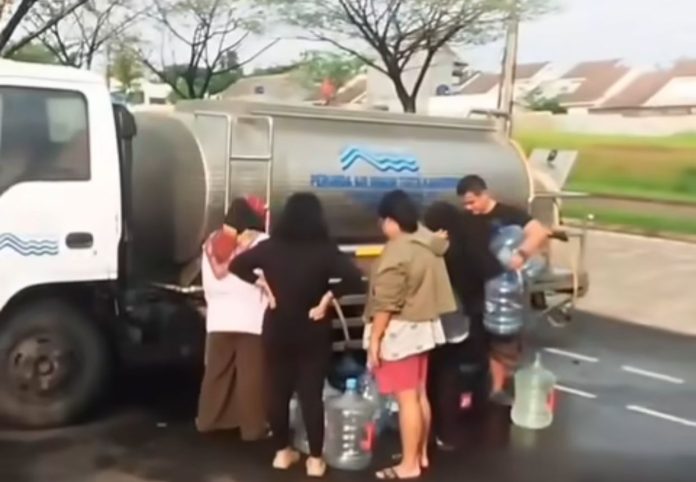 Bantu Warga Terdampak Banjir di Jonggol, Perumda Air Minum Tirta Kahuripan Sediakan 5 Mobil Tangki Air Bersih