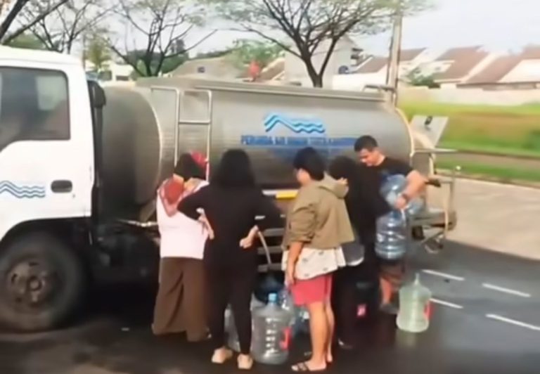 Bantu Warga Terdampak Banjir di Jonggol, Perumda Air Minum Tirta Kahuripan Sediakan 5 Mobil Tangki Air Bersih