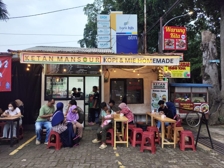 Ketan Mansour, sebuah tempat nongkrong dengan sensasi varian ketan kekinian