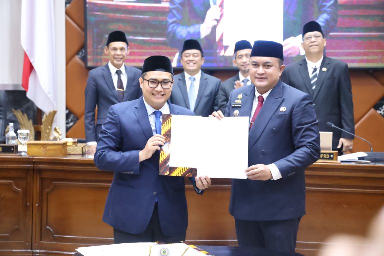 Bupati Bogor Bersama DPRD Tetapkan Tiga Raperda Menjadi Perda Melalui Rapat Paripurna