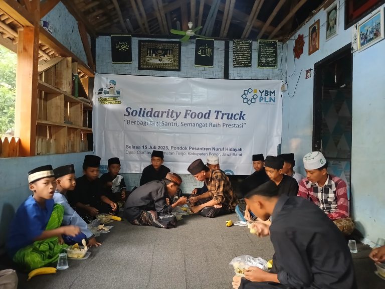 PLN UP3 Bogor Bersama YBM PLN Hadirkan Layanan Kemanusiaan di Ponpes Nurul Hidayah melalui Program Solidarity Food Truck