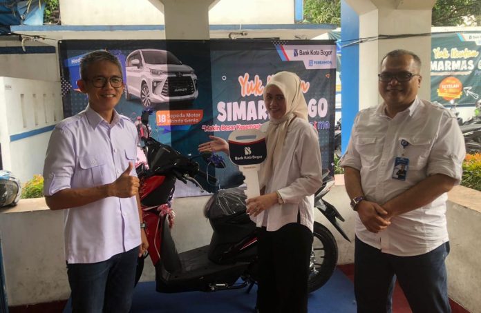 BPR Bank Kota Bogor Serahkan 1 Unit Motor Kepada Siti Maesaroh Pemenang Undian Ke-10 Simarmas Go Batch 1 