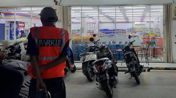 Viral! Aksi Tukang Parkir Liar Sembunyikan Plang “Parkir Gratis” di Minimarket