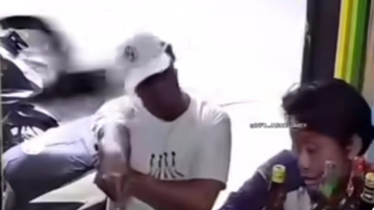 Preman Ngamuk di Warung Jamu, Lempar Botol & Rusak Etalase Viral