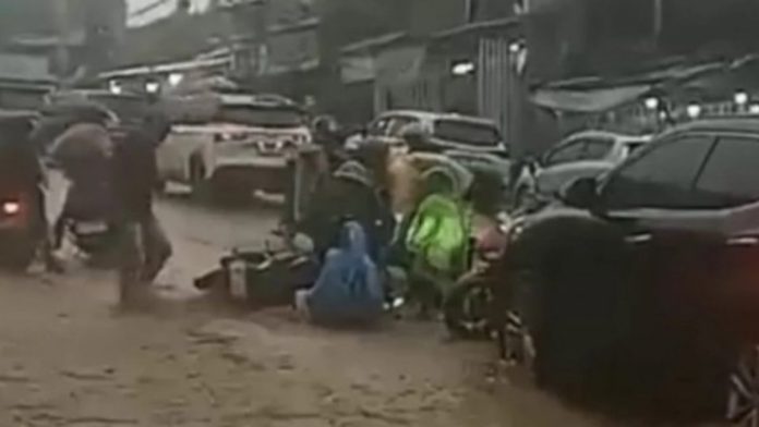 Puncak Bogor Banjir Deras, Jalan Raya Lumpuh, Pengendara Motor Bertumbangan
