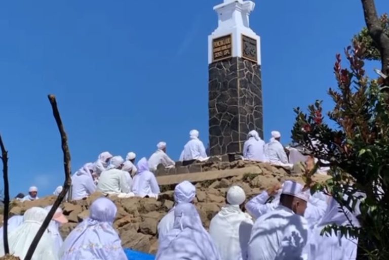 Siapa Rombongan Baju Putih di Puncak Gunung Lawu? Netizen Heboh dan Penasaran