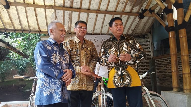 Kunjungi Pengrajin Bambu di Cibinong, Wamen Viva Yoga dan Wabup Jabar Bakal Budidaya Bambu untuk Bangun Ekonomi Masyarakat