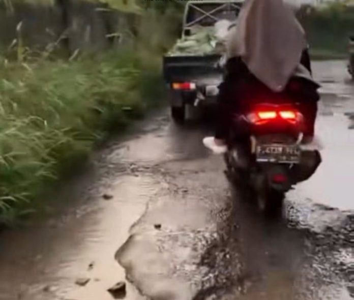 Jalan rusak Kemang Calobak