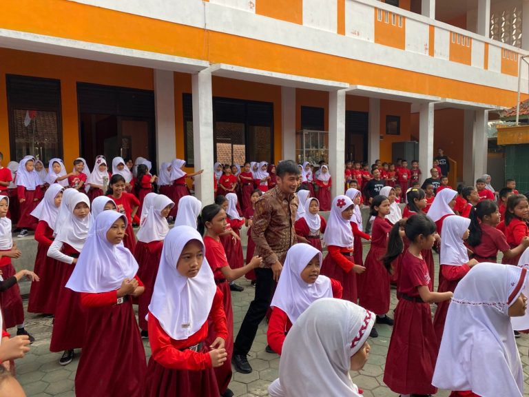 Kabid SD Dinas Pendidikan Kota Bogor Hadiri MPLS di SDN Kukupu 3, Ikut Senam Pagi hingga Bagikan Makanan Bergizi