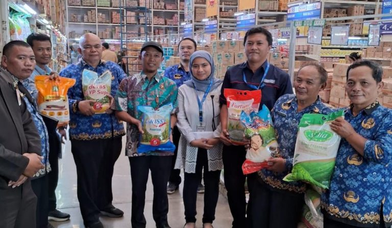 Cegah Peredaran Beras Oplosan, Disdagin Lakukan Pengawasan Langsung Ke Toko Modern
