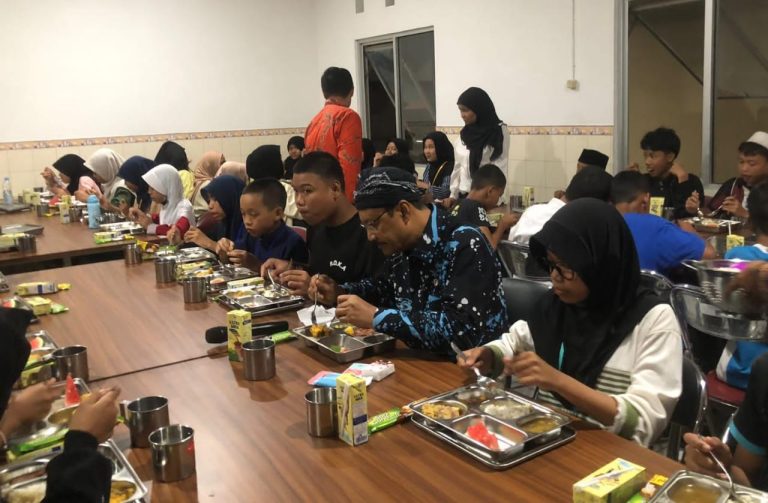 Makan Malam Bareng Siswa Sekolah Rakyat di Bogor, Mensos Gus Ipul Jadi Tempat Curhat