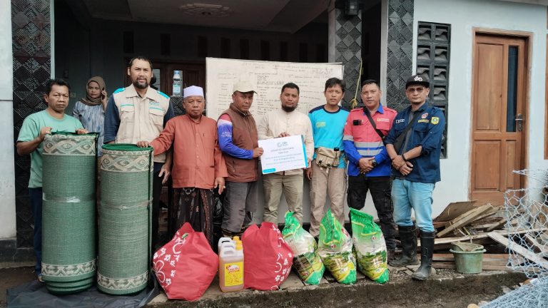 PLN UP3 dan UPT Bogor Salurkan Bantuan Kemanusiaan untuk Korban Banjir dan Longsor di Megamendung