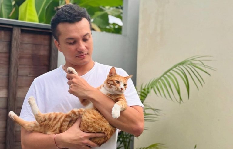 Bikin Heboh! Nicholas Saputra Gendong Kucing Oyen, Netizen: “Mas, Boleh Aku yang Digendong?”