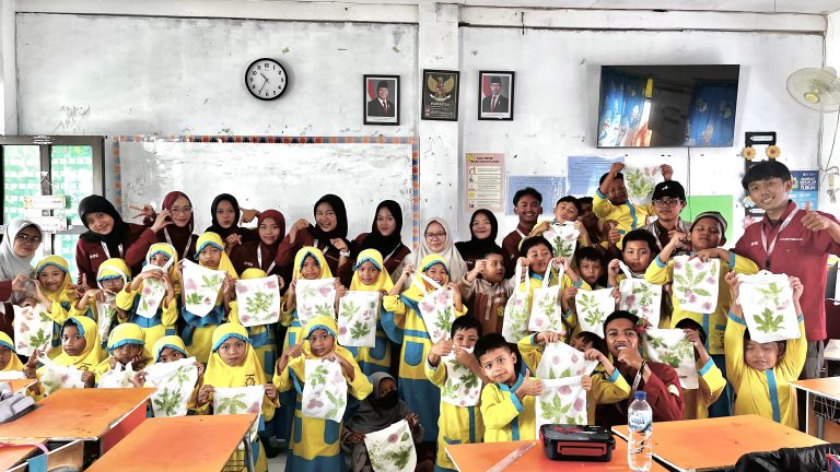 Mahasiswa KKN UIKA Bogor Ajak Siswa SDIT Ar-Rohmaniyah Berkreasi dengan Eco Print