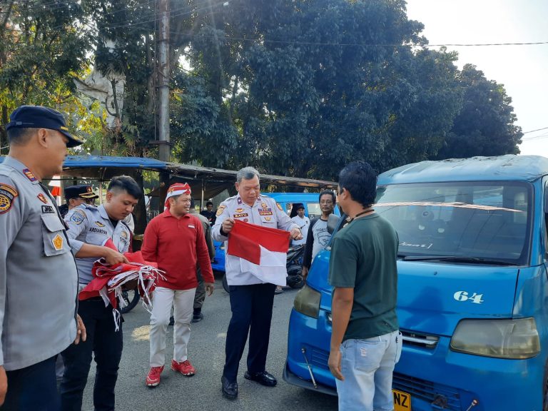 Bupati Bogor “Merah-Putihkan” Bumi Tegar Beriman Sambut HUT RI ke-80 lewat Gerakan Pembagian Bendera