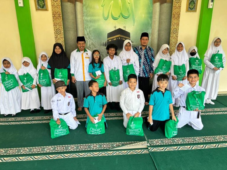 BAZNAS Kota Bogor Salurkan Bantuan Peralatan Sekolah untuk Ratusan Pelajar SD dan SMP