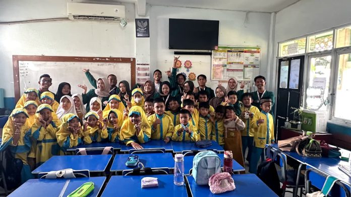 Eksperimen Gunung Berapi Mini Bikin Siswa SD IT Ar-Rohmaniyah Antusias Belajar Sains