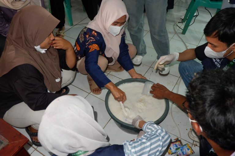 Mahasiswa KKM IUQI Kelompok 24 Sukses Gelar Pelatihan Pembuatan Eco Enzym dan Sabun Ramah Lingkungan di Desa Sadeng Kolot