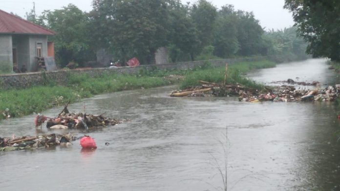 Diguyur Hujan Deras, Kali Baru Bojonggede Bogor Dipenuhi Tumpukan Sampah