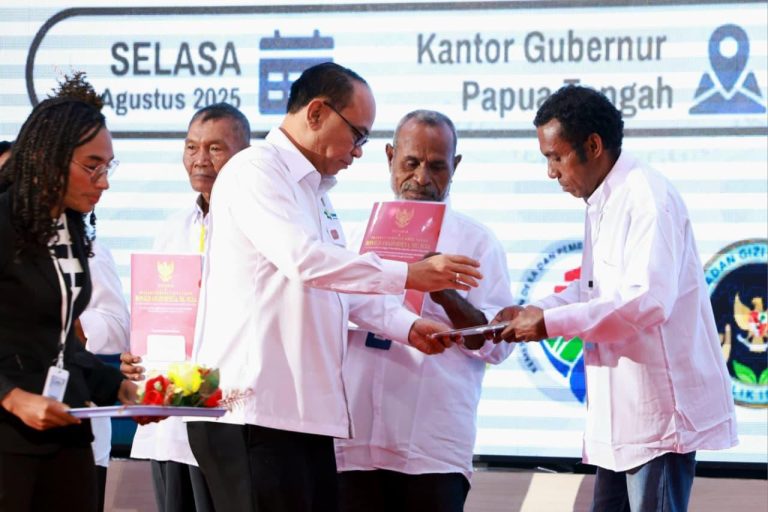Serahkan SK Badan Hukum Kopdes Merah Putih di Papua Tengah, Menkop: Kita Isi Dengan Kejujuran, Gotong Royong, dan Gagasan Segar