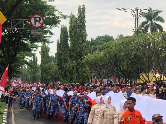 Kirab Bendera Merah Putih Sepanjang 600 Meter di Cibinong Berlangsung Meriah, Ribuan Masyarakat Tumpah Ruah Ke Jalan