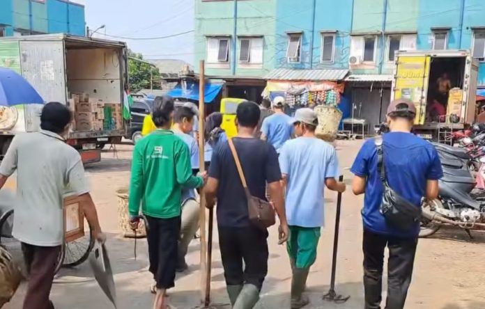 Pasar Tohaga Cileungsi Bersihkan Sampah Pasca Pembongkaran PKL