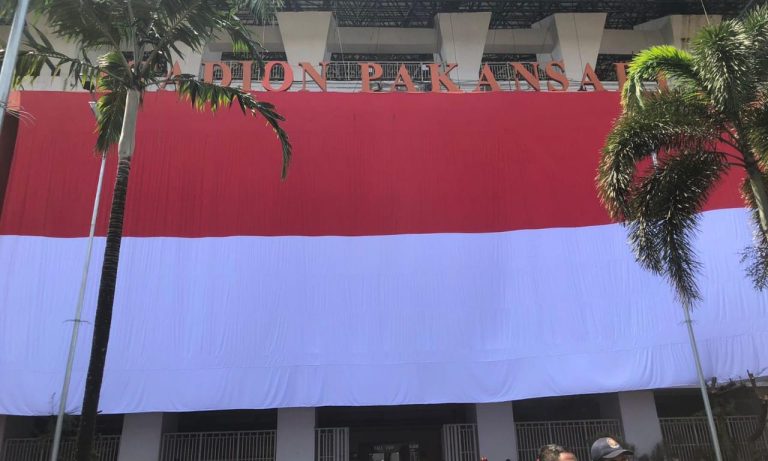 Jelang HUT RI-Ke 80, Bendera Merah Putih Raksasa Membentang di Area Stadion Pakansari Bogor