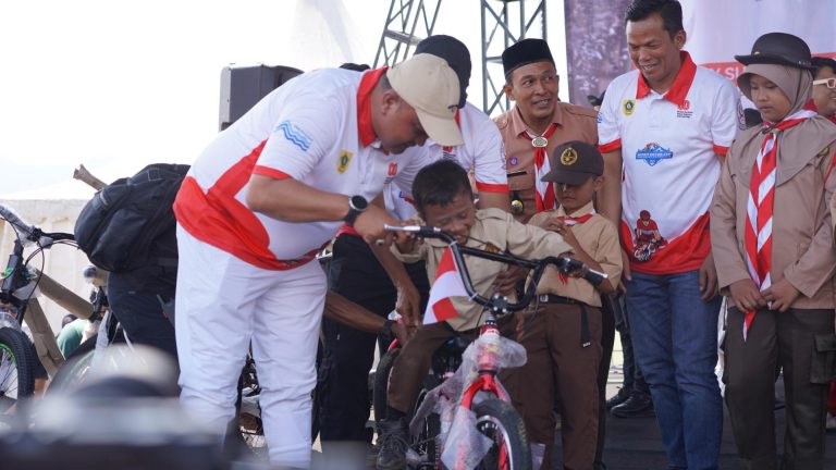 Bupati Bogor Serahkan 442 Sepeda untuk Anak-Anak Desa Malasari