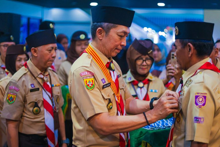Dedie Rachim Kukuhkan dan Sematkan 405 Lencana Garuda