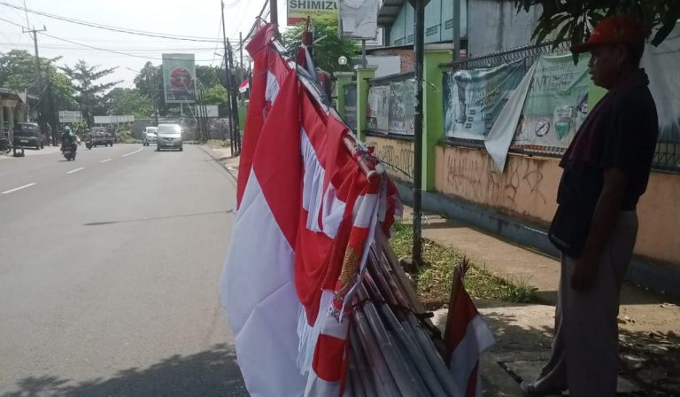 Jelang HUT RI Ke-80, Pedagang Bendera di Cibinong Masih Sepi Pembeli