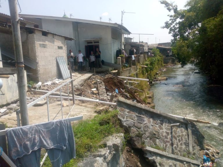 Camat Dramaga dan Kades Ciherang Gerak Cepat Tanggapi Longsor Sungai Ciapus: Empat Rumah Warga Terancam Roboh