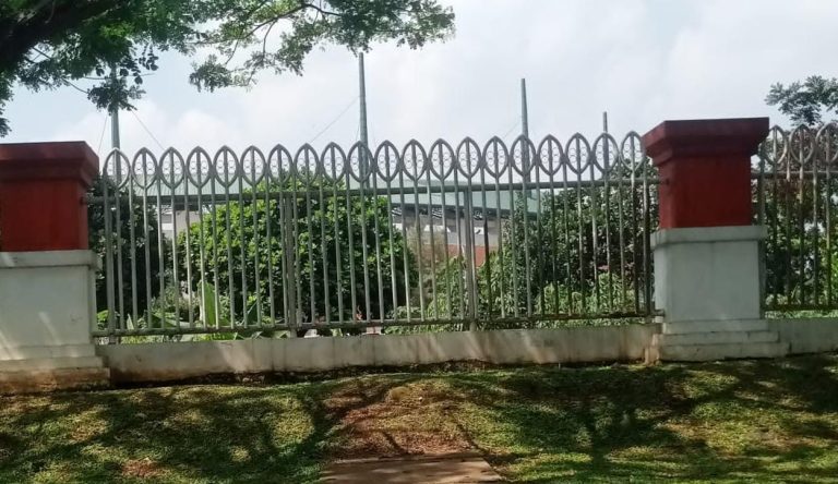 Jelang HUT RI Ke-80, Pagar Stadion Pakansari Mulai Bersolek dengan Nuansa Merah Putih