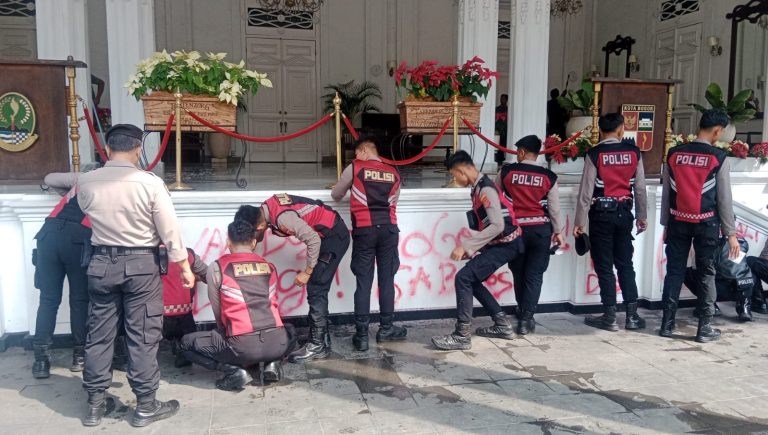 Polresta Bogor Kota Gerak Cepat Bersihkan Vandalisme di Gedung Balaikota