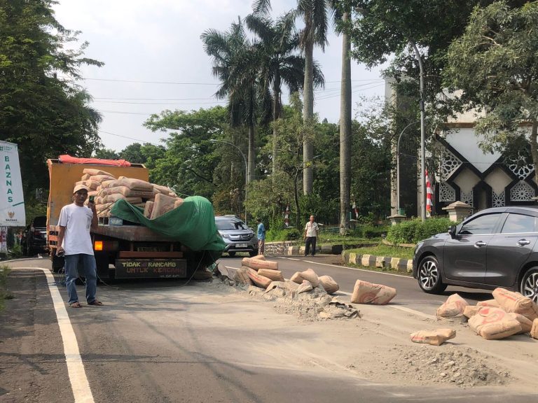 Mobil Truk Pengangkut Semen Putus Tali di Cibinong, Puluhan Sak Semen Terurai Ke Jalan