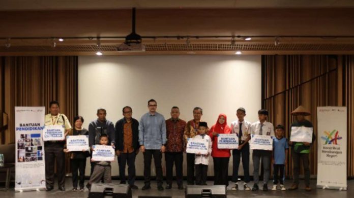 Wujudkan Akses Pendidikan Inklusif, Sinar Mas Land Salurkan Bantuan Pendidikan bagi 306 Penerima Manfaat Senilai Rp300 Juta