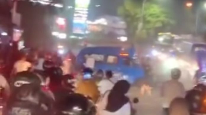 Angkot Alami Kecelakaan di Jalan Mayor Oking Cibinong