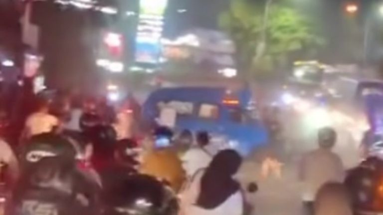 Angkot Alami Kecelakaan di Jalan Mayor Oking Cibinong