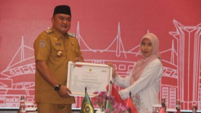 Bupati Bogor Hadiahi Umroh Dua Tokoh Inspiratif, Rudy Manggala dan Ayya Susi