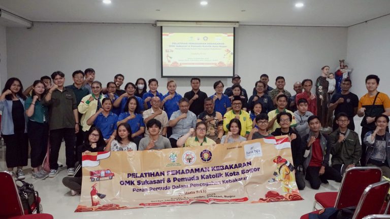 Gandeng Damkar, Pemuda Katolik Kota Bogor dan OMK Sukasari Gelar Pelatihan Pemadaman Kebakaran