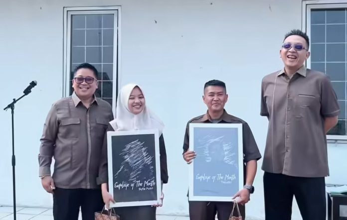 Perumda Pasar Tohaga Beri Penghargaan Kepada Dua Karyawan Teladan