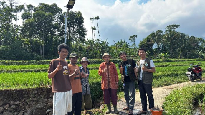 Mahasiswa KKM IUQI Bogor Bangun 3 Titik Penerangan Jalan di Desa Jabal Rohma