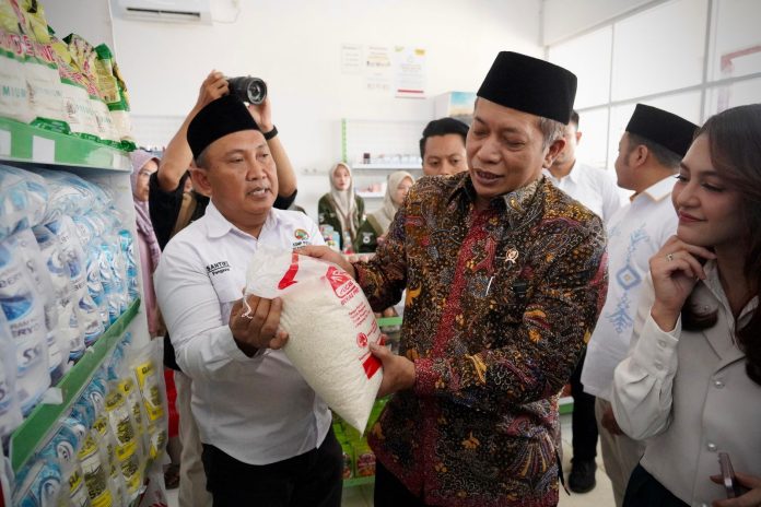 Menkop Ferry Meninjau Operasional Kopdes Pucangan Tuban