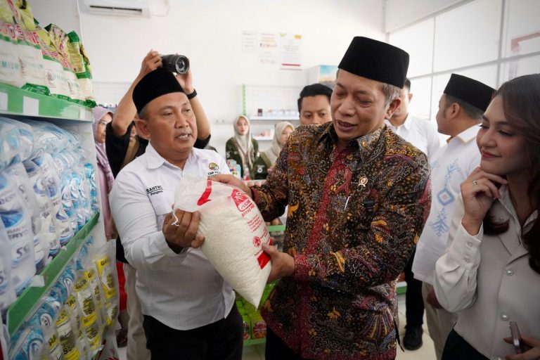 Menkop Ferry Meninjau Operasional Kopdes Pucangan Tuban