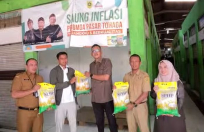 Perumda Pasar Tohaga-TPID Salurkan 7 Ton Beras dari Bulog untuk Pedagang di Pasar Rakyat